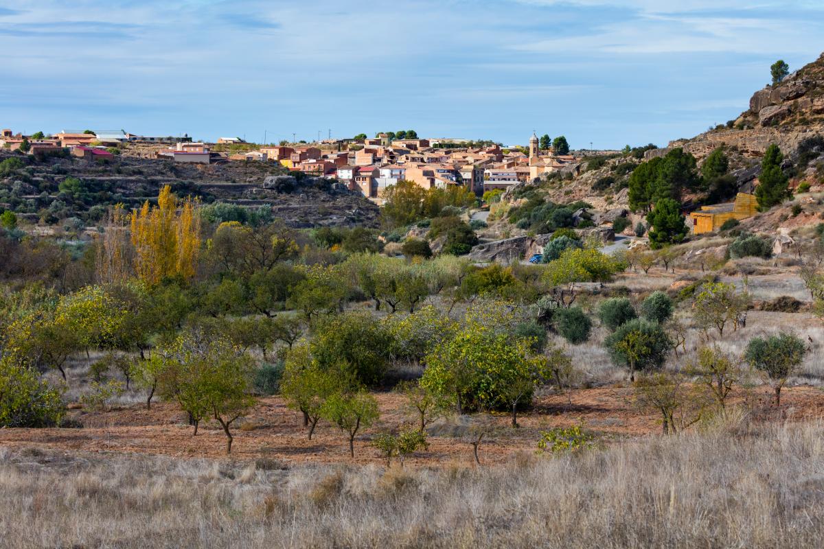 Trois images actuelles du village d’El Cogul et de son église.