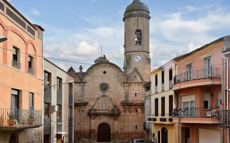 Trois images actuelles du village d’El Cogul et de son église.