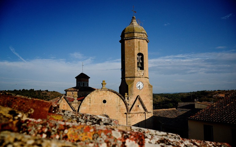 Trois images actuelles du village d’El Cogul et de son église.