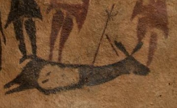 Détail d’une partie des peintures avec une biche allongée le ventre vide.