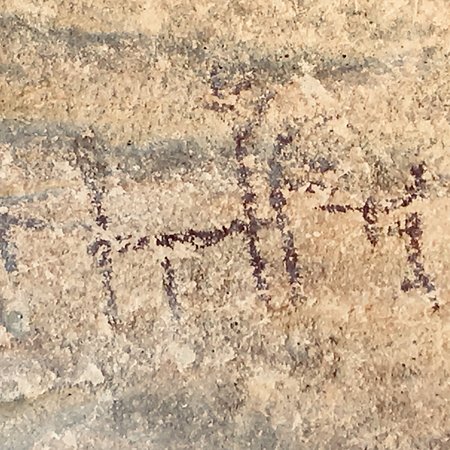 Dessin schématique d’un cerf et d’une personne avec un arc.