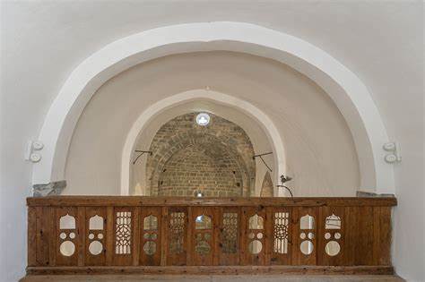 El cor de l’església situat a la base de la nau, amb la paret emblanquinada i la barana de fusta decorada amb motius geomètrics propis de l’estil gòtic.