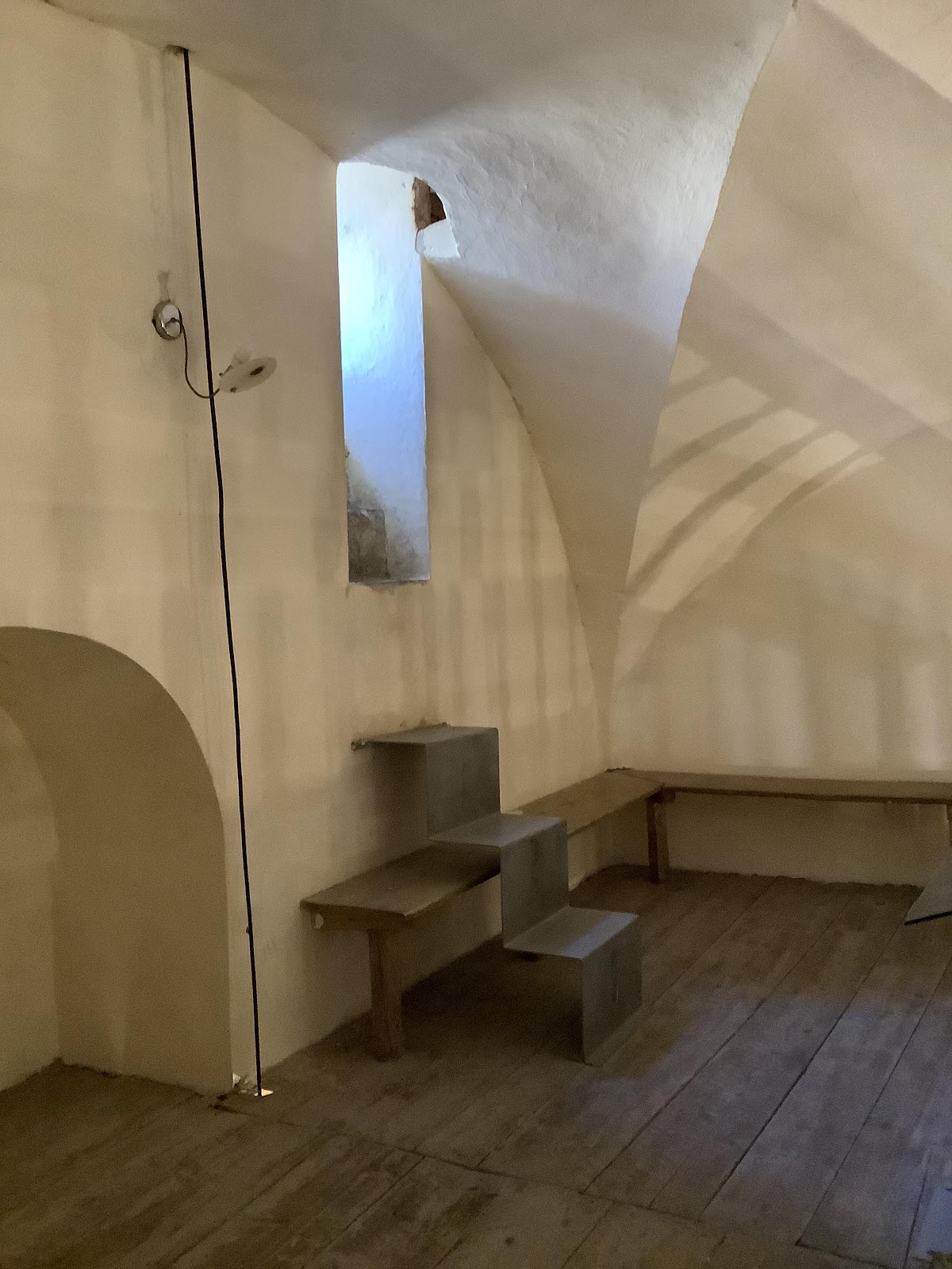 Cor de l’església de Santa Maria de Cardet amb la petita escala que mena a l’espai superior.
