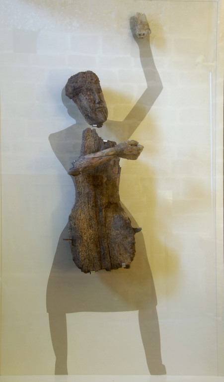 Fragments de la talla de fusta del Nicodem del Davallament de la creu de Durro posats sobre la hipotètica figura original ombrejada.