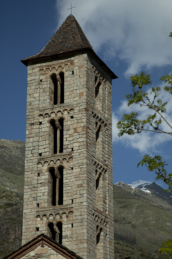 Torre del campanar de l’església de Santa Eulàlia d’Erill la Vall amb el cel al fons.