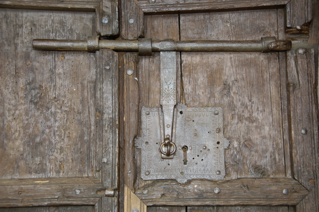 Detall del forrellat medieval de la porta de l’església de la Nativitat de Durro. Passador capçat amb figura d’animal i planxa del pany decorada.