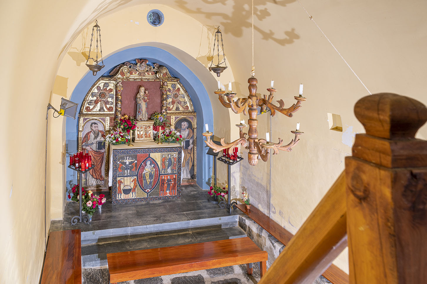Interior de l’ermita de Sant Quirc de Durro vist des del cor, amb l’altar al fons decorat amb elements romànics i barrocs barrejats. Títol àudio: La convivència d’estils diferents.