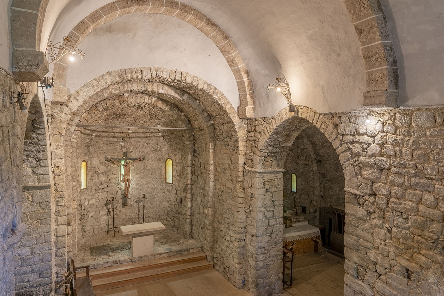 Vista interior de l’absis central de l’església de Sant Feliu de Barruera cobert per la volta de quart d’esfera.