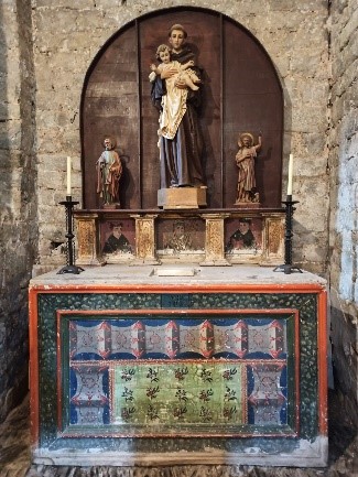 nstallazione degli arredi religiosi all’interno della chiesa di Sant Feliu de Barruera: paliotto del XIX secolo, con sopra una predella del XVI secolo e intagli del XX secolo.
