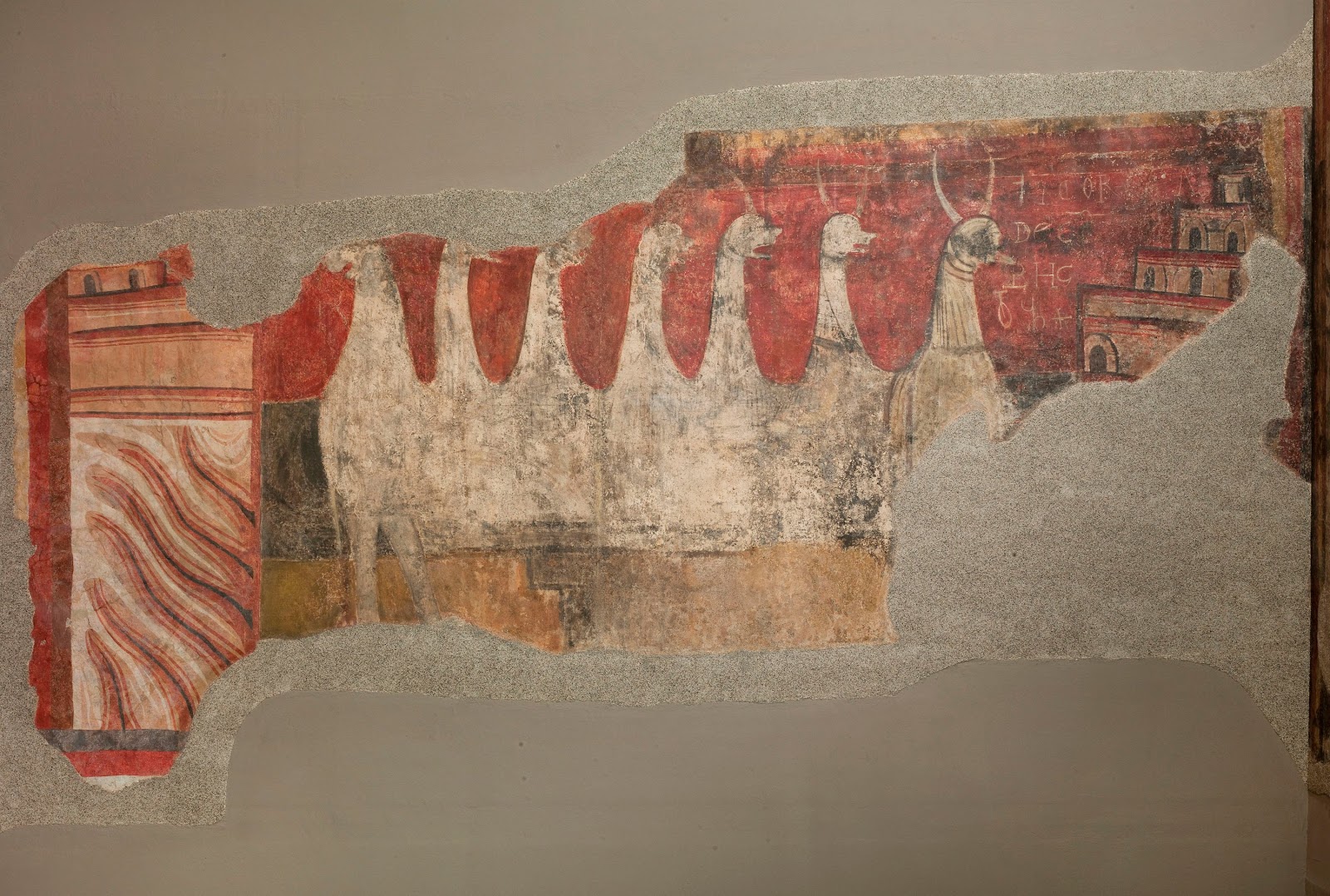 Fragment original d’una pintura de l’església de Sant Joan de Boí, que representa una bèstia amb set caps, exposada al MNAC.