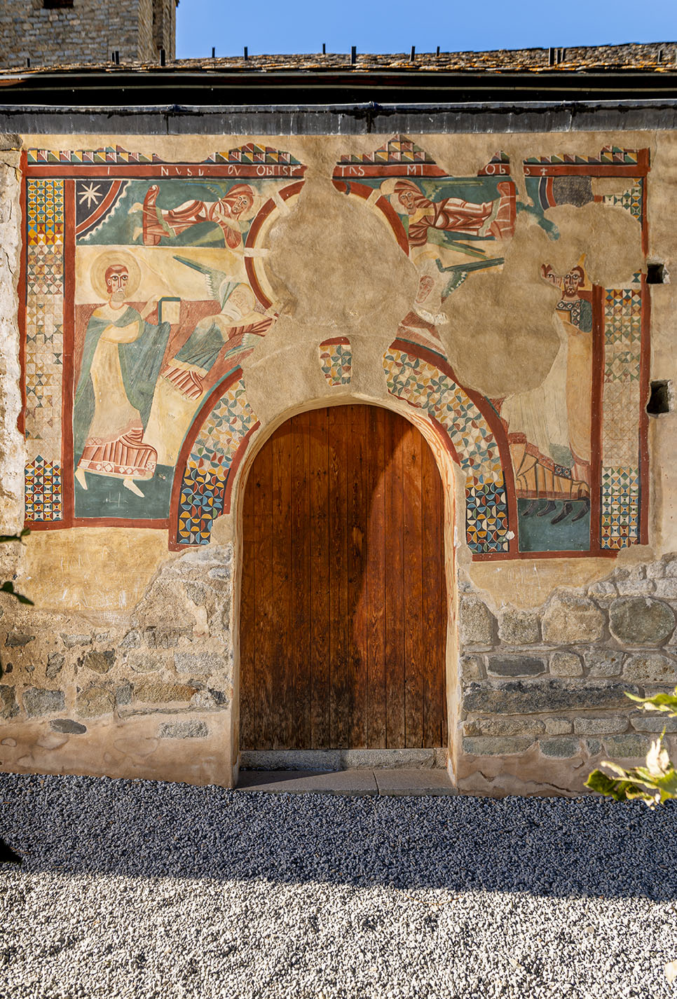 Vista de les pintures exteriors de l’església de Sant Joan de Boí al voltant de l’antiga porta d’entrada.
