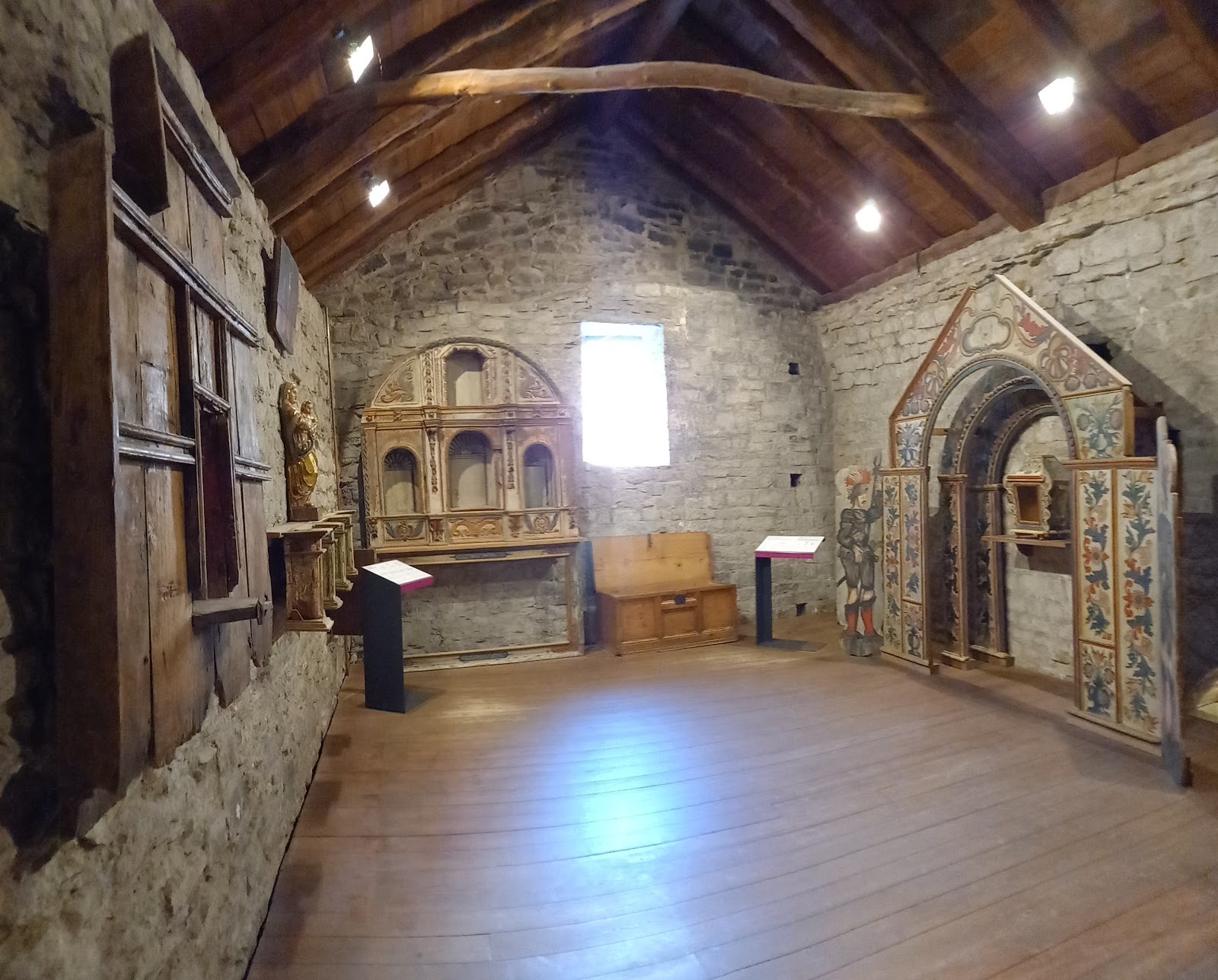 Retaules de diverses èpoques exposats al cor de l’església de Santa Eulàlia d’Erill la Vall.