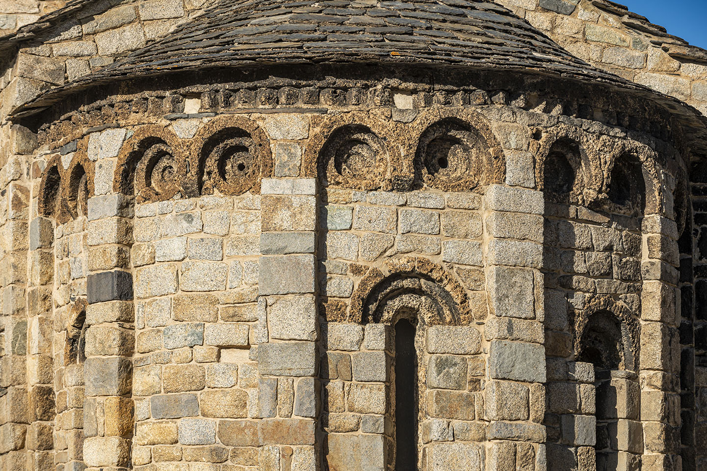 Exterior de l’absis principal de l’església de Santa Maria de Taüll amb el detall de la decoració dels cercles refosos.
