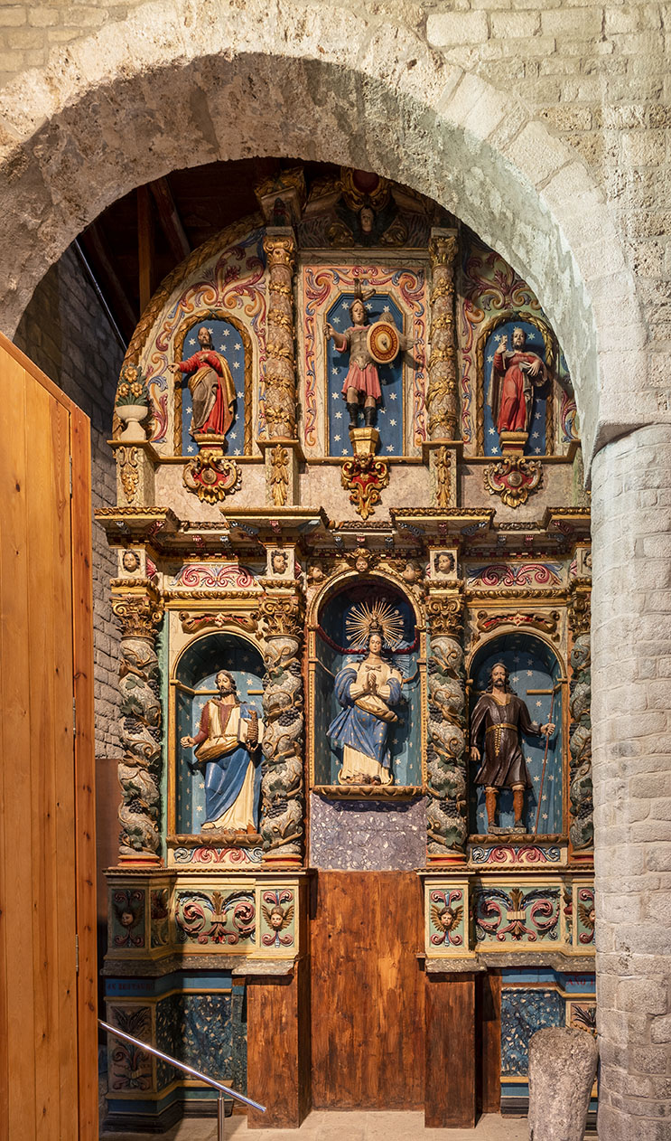 Retaule barroc situat a prop de l’entrada a l’interior de l’església de Santa Maria de Taüll.