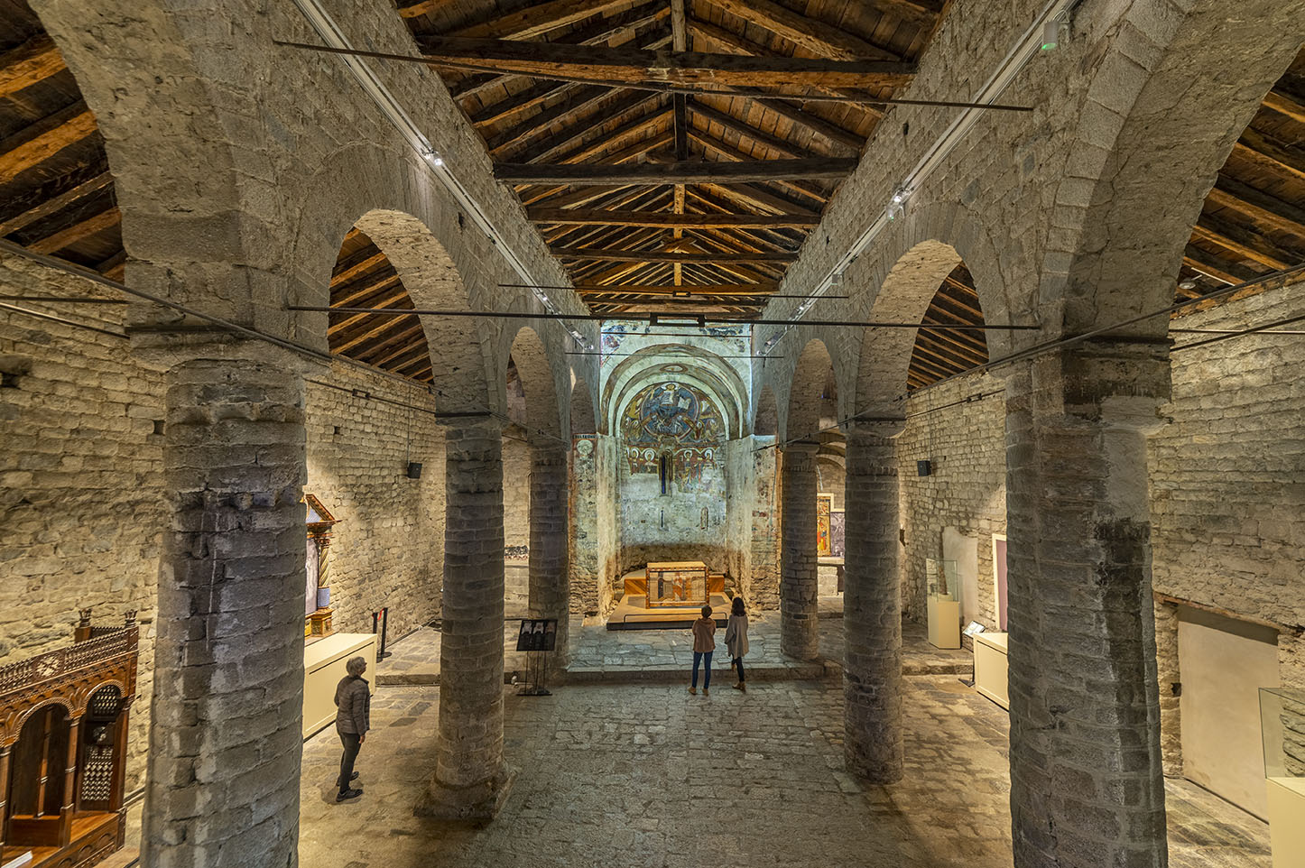 Vista general de les tres naus de l’interior de l’església de Sant Climent de Taüll, des d’una perspectiva elevada de la base de la nau central i amb l’altar al fons.
