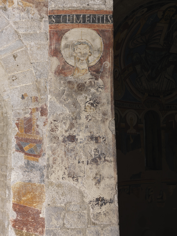 Restes de la pintura original de la imatge de sant Climent a una columna del frontal de l’absis a l’església de Sant Climent de Taüll.