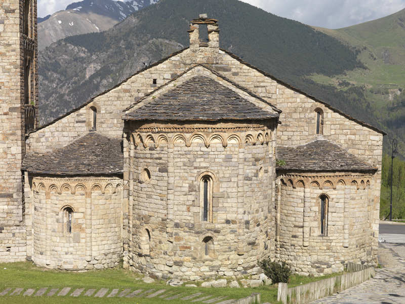 Vista exterior de l’església de Sant Climent de Taüll per la part de darrere amb els tres absis en primer terme.
