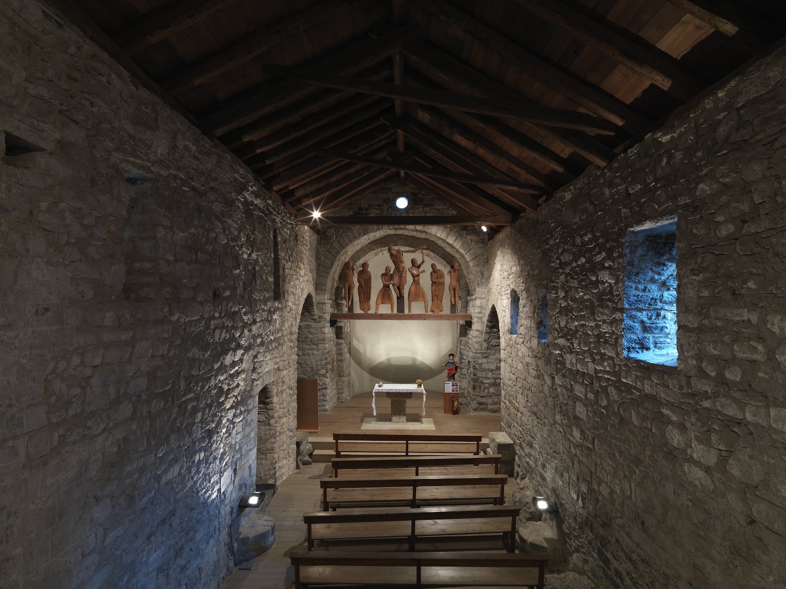 Interior de l’església de Santa Eulàlia d’Erill la Vall vist des del cor amb el conjunt escultòric del Davallament de la creu al fons.
